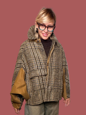 Cappotto mantella a quadri con fodera a contrasto