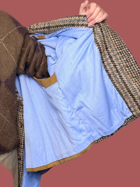 Cappotto mantella a quadri con fodera a contrasto
