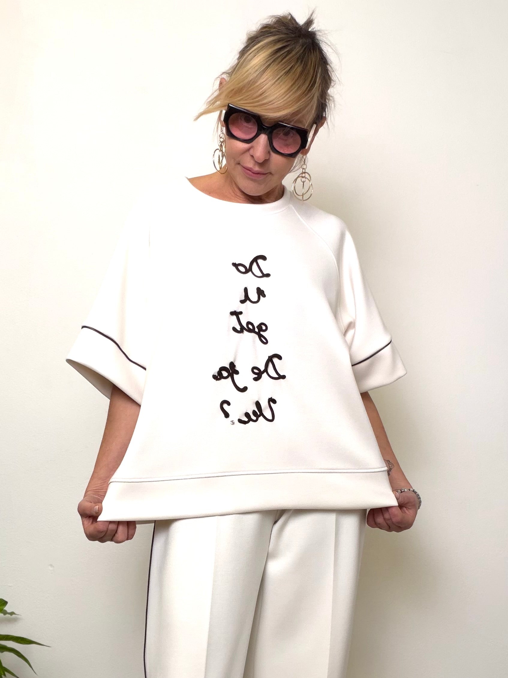 Maglia Oversize Bianca "Do u get Deja Vu?" con Ricamo