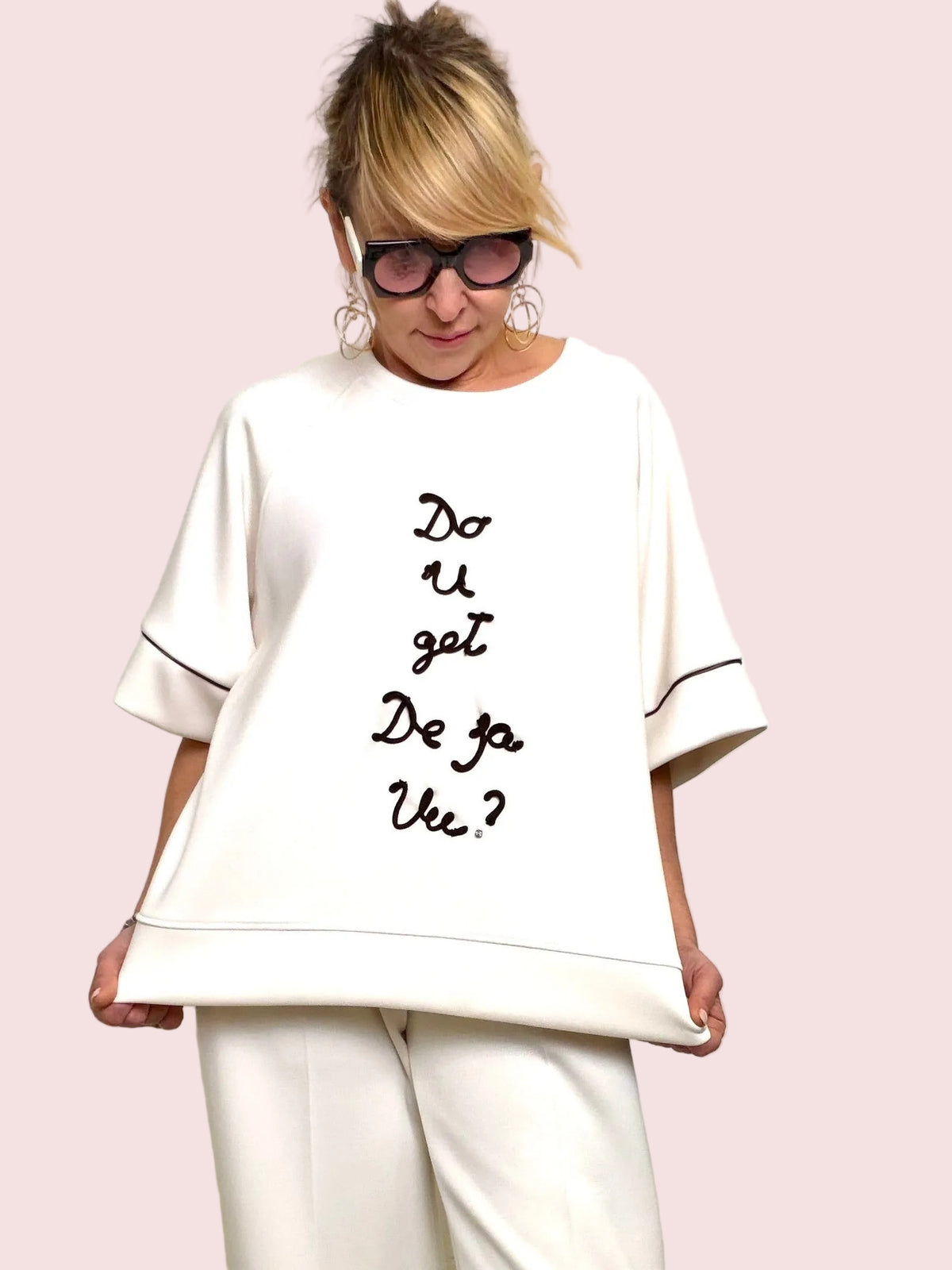 Maglia Oversize Bianca "Do u get Deja Vu?" con Ricamo