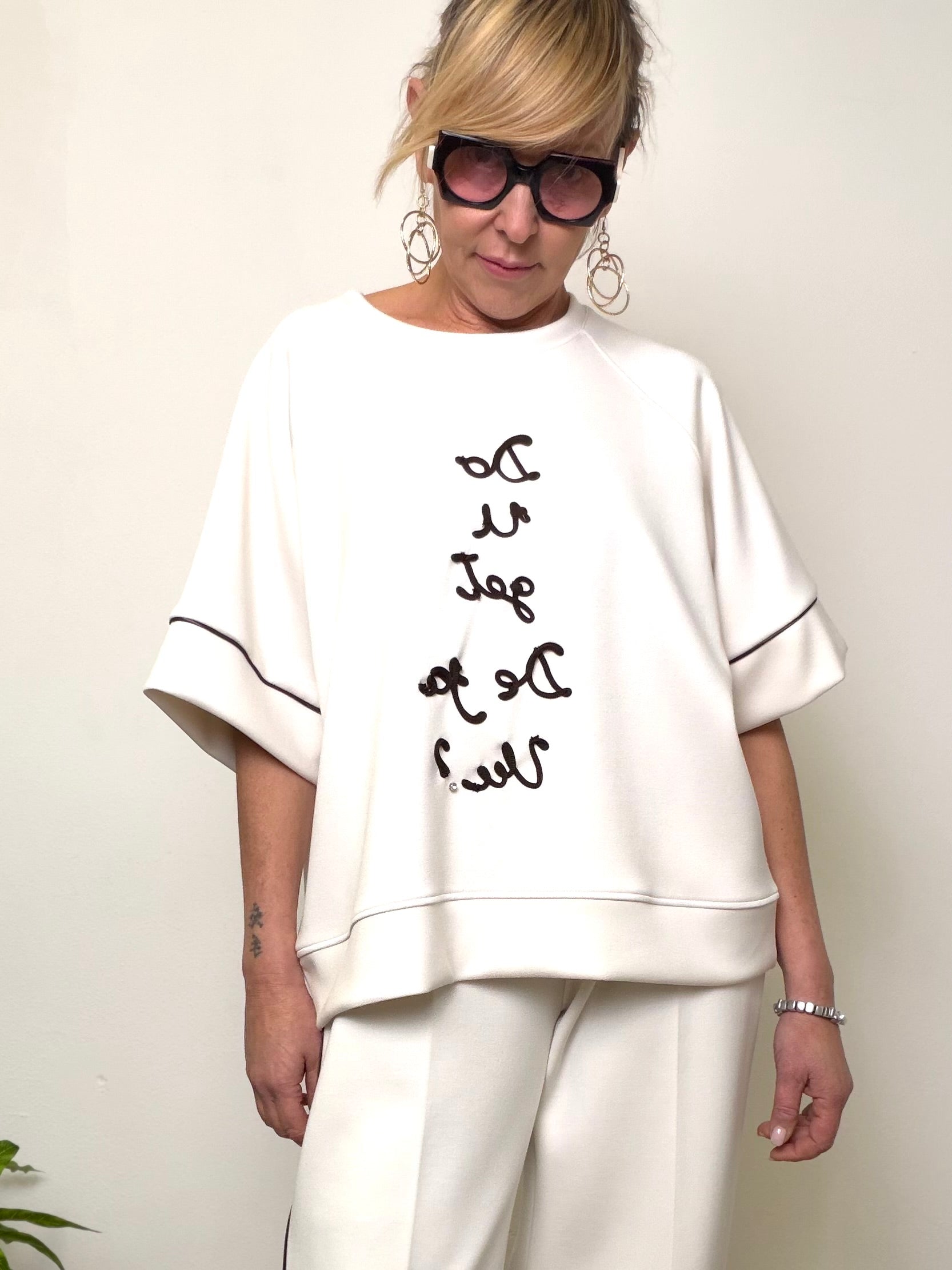 Maglia Oversize Bianca "Do u get Deja Vu?" con Ricamo