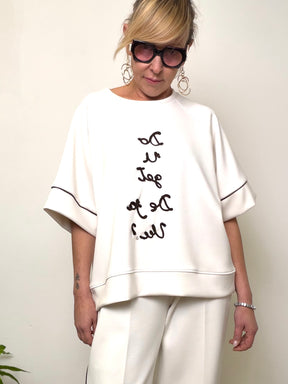 Maglia Oversize Bianca "Do u get Deja Vu?" con Ricamo