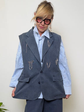Gilet Sartoriale Grigio in Canvas con Spille Decorative
