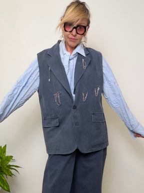 Gilet Sartoriale Grigio in Canvas con Spille Decorative