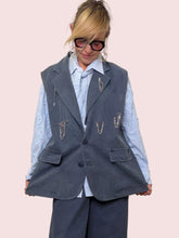 Gilet Sartoriale Grigio in Canvas con Spille Decorative