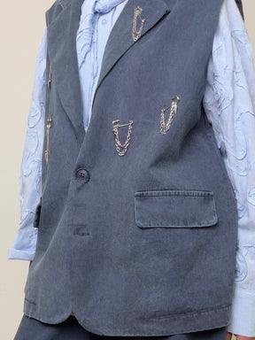 Gilet Sartoriale Grigio in Canvas con Spille Decorative