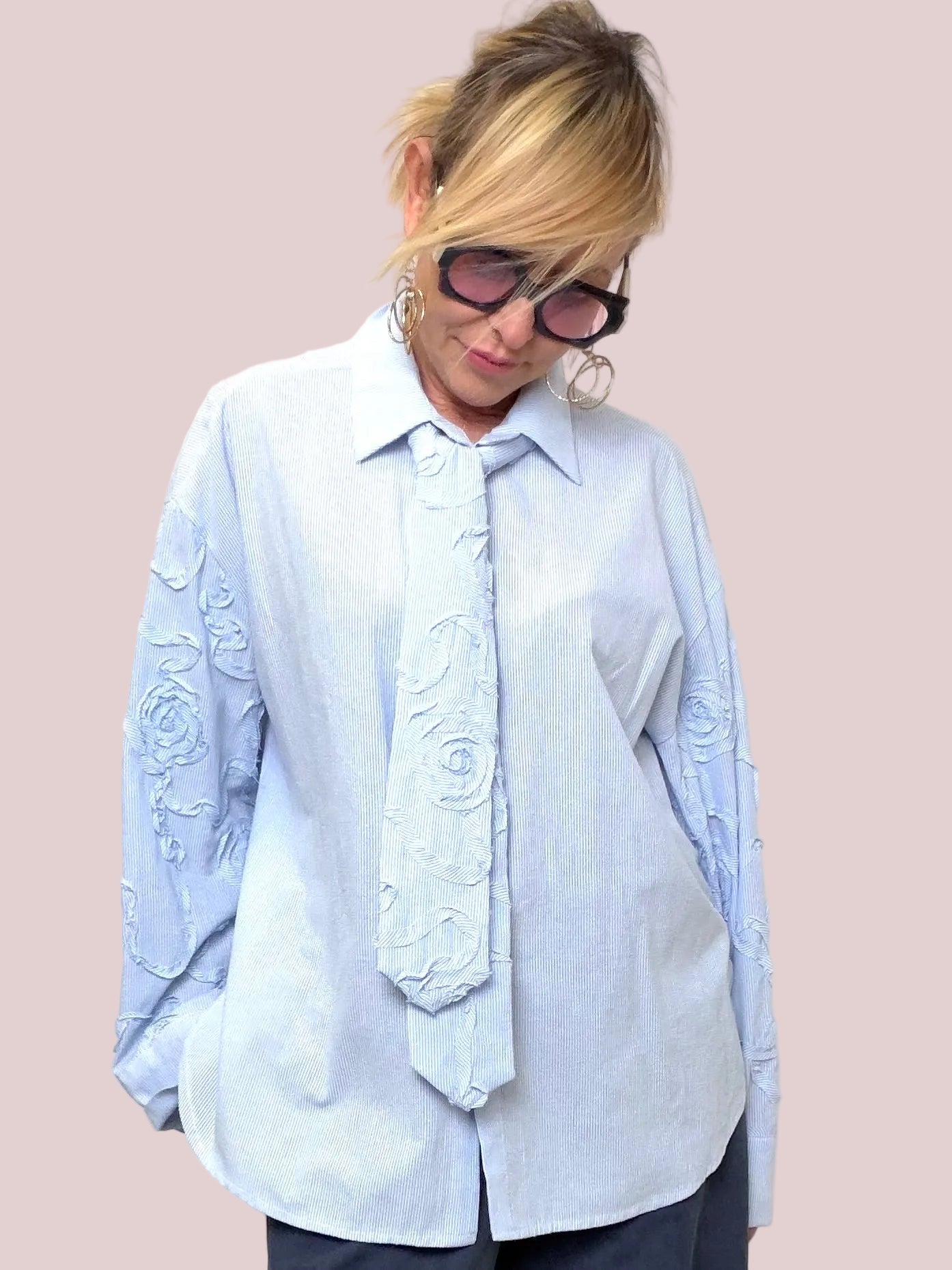 Camicia Celeste a Righe con Ricami Floreali 3D e Cravatta