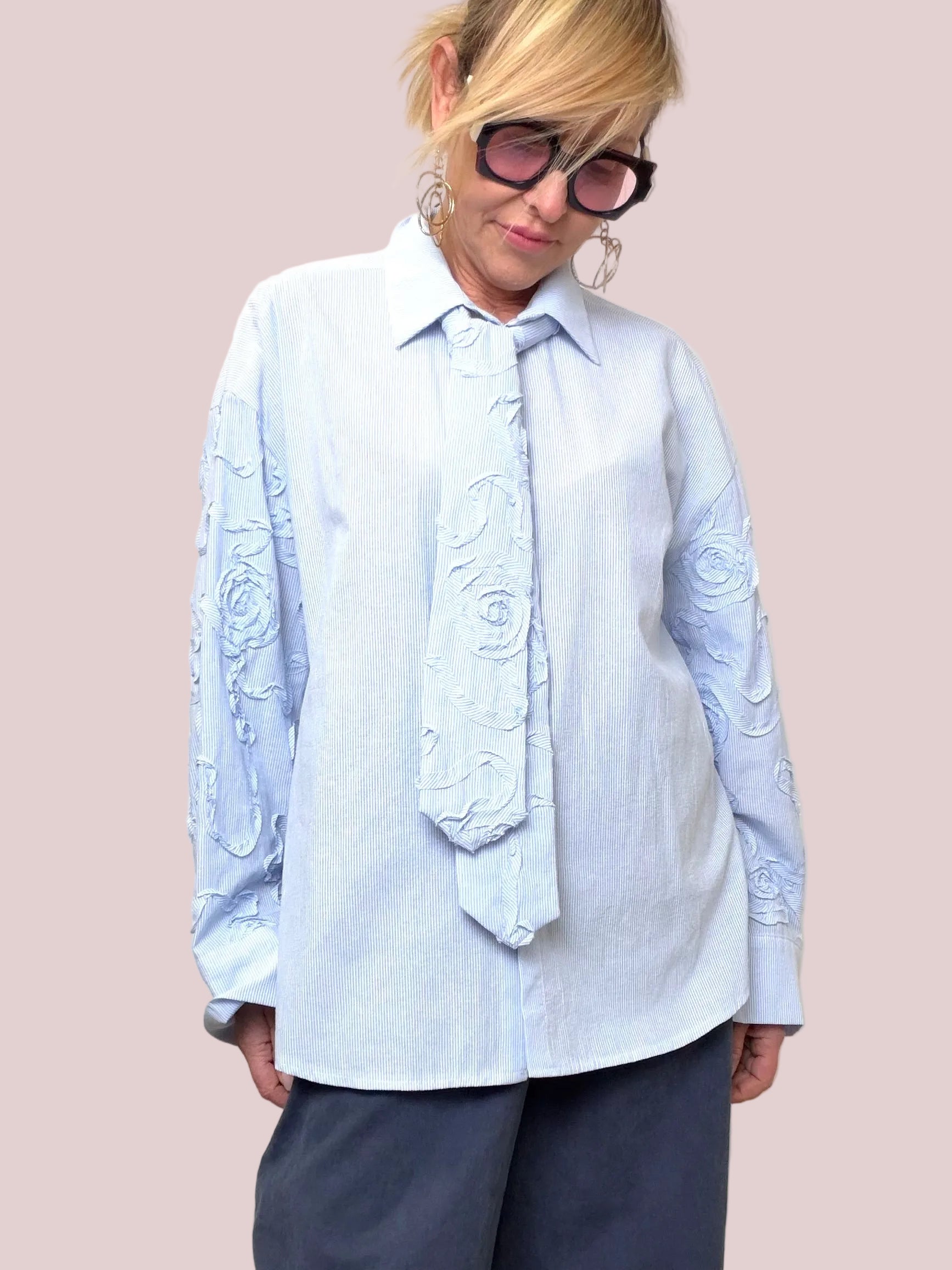 Camicia Celeste a Righe con Ricami Floreali 3D e Cravatta