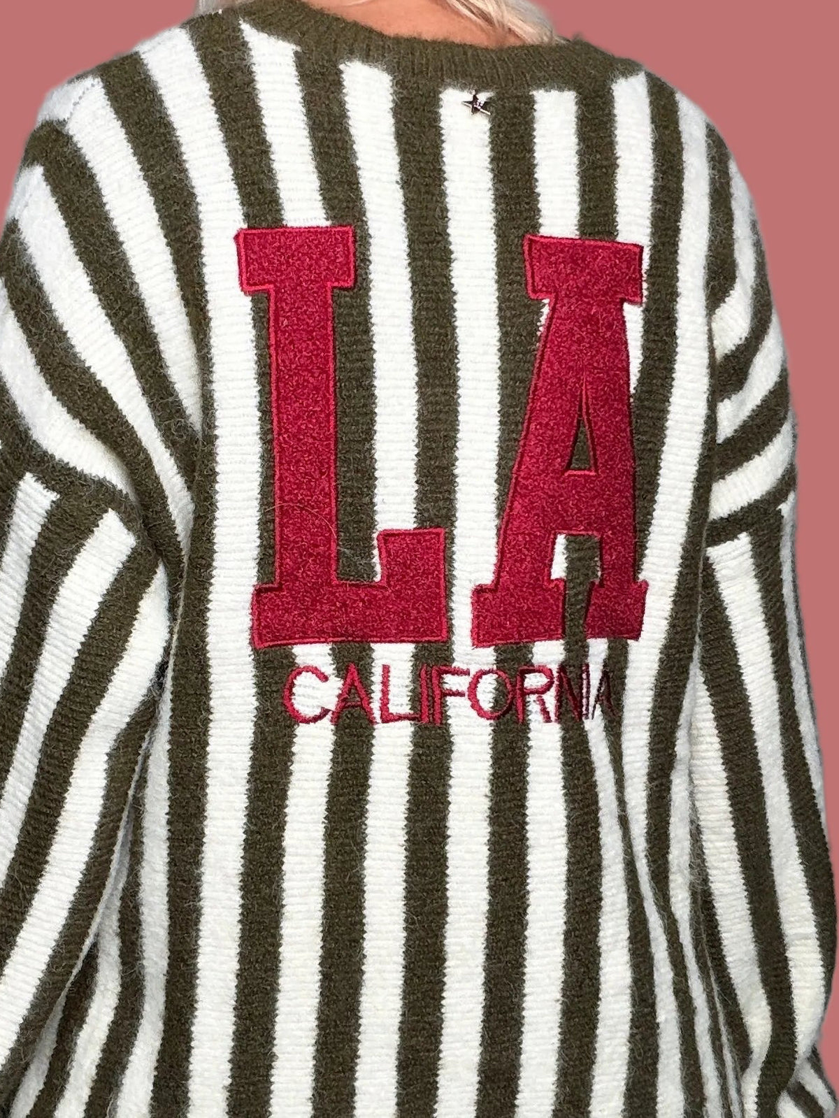 Retro del cardigan Souvenir a righe chiare e scure con grande applicazione AI