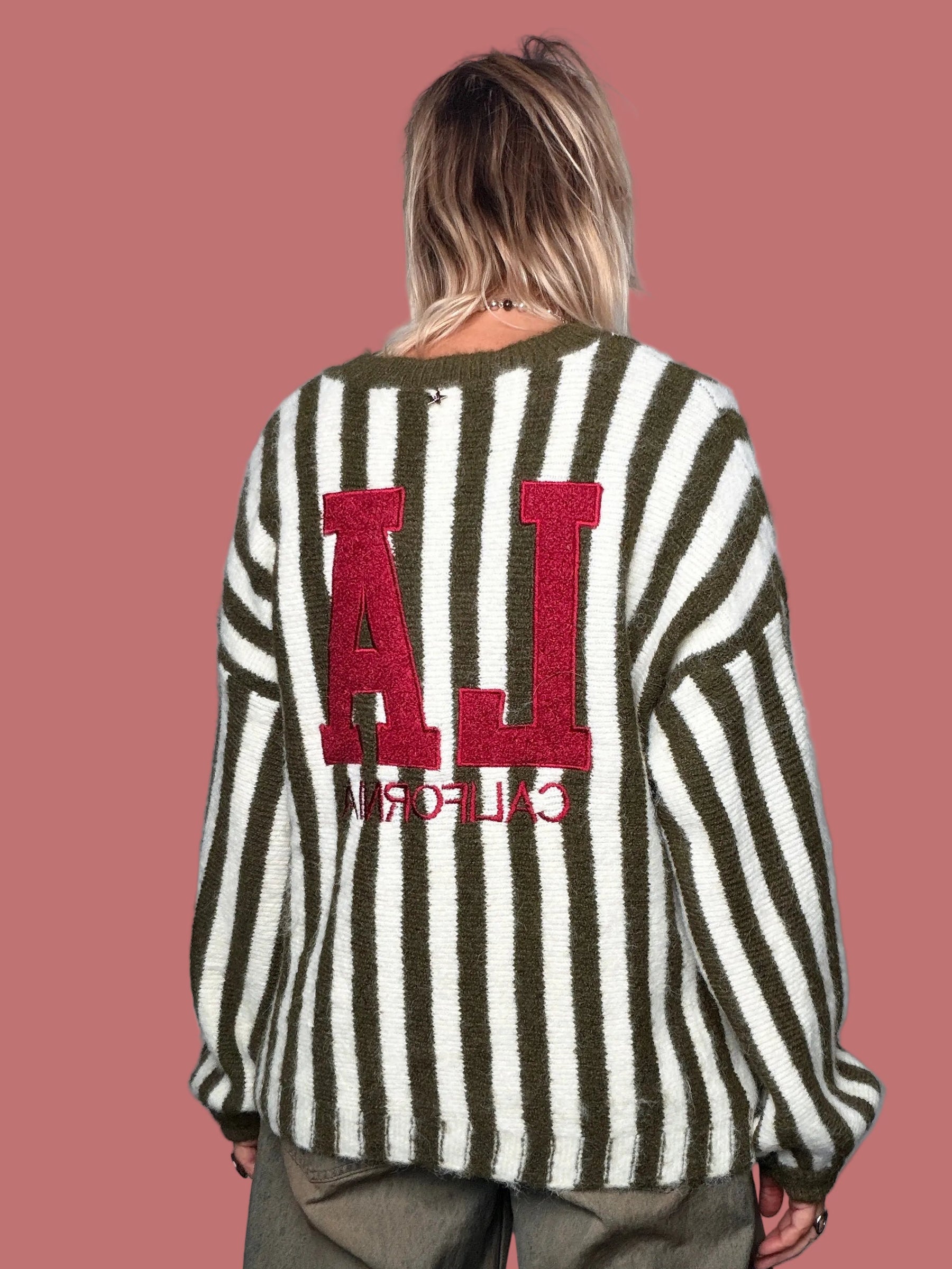 Retro del cardigan Souvenir a righe chiare e scure con grande applicazione AI