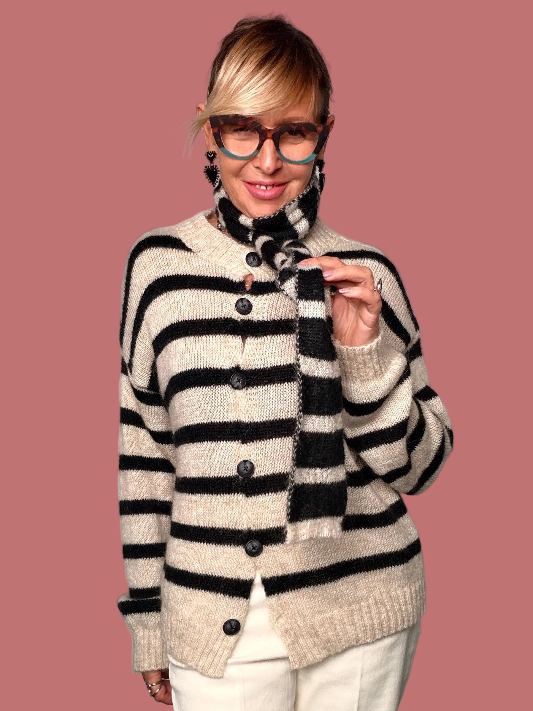 Cardigan Philia Loft panna e nero a righe con bottoni, indossato con sciarpa a righe