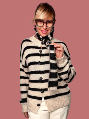 Cardigan Philia Loft panna e nero a righe con bottoni, indossato con sciarpa a righe