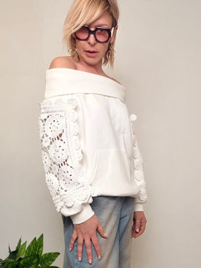 Felpa Off-Shoulder con Pizzo