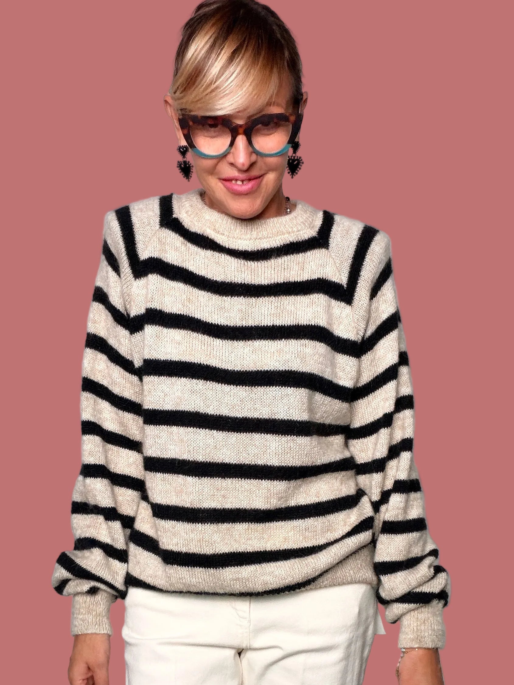 Maglia Philia Loft a righe panna e nere con maniche lunghe e linea morbida