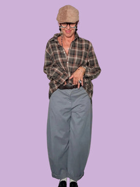 Pantalone a ovetto Deja Vu grigio indossato con camicia a quadri, vista frontale