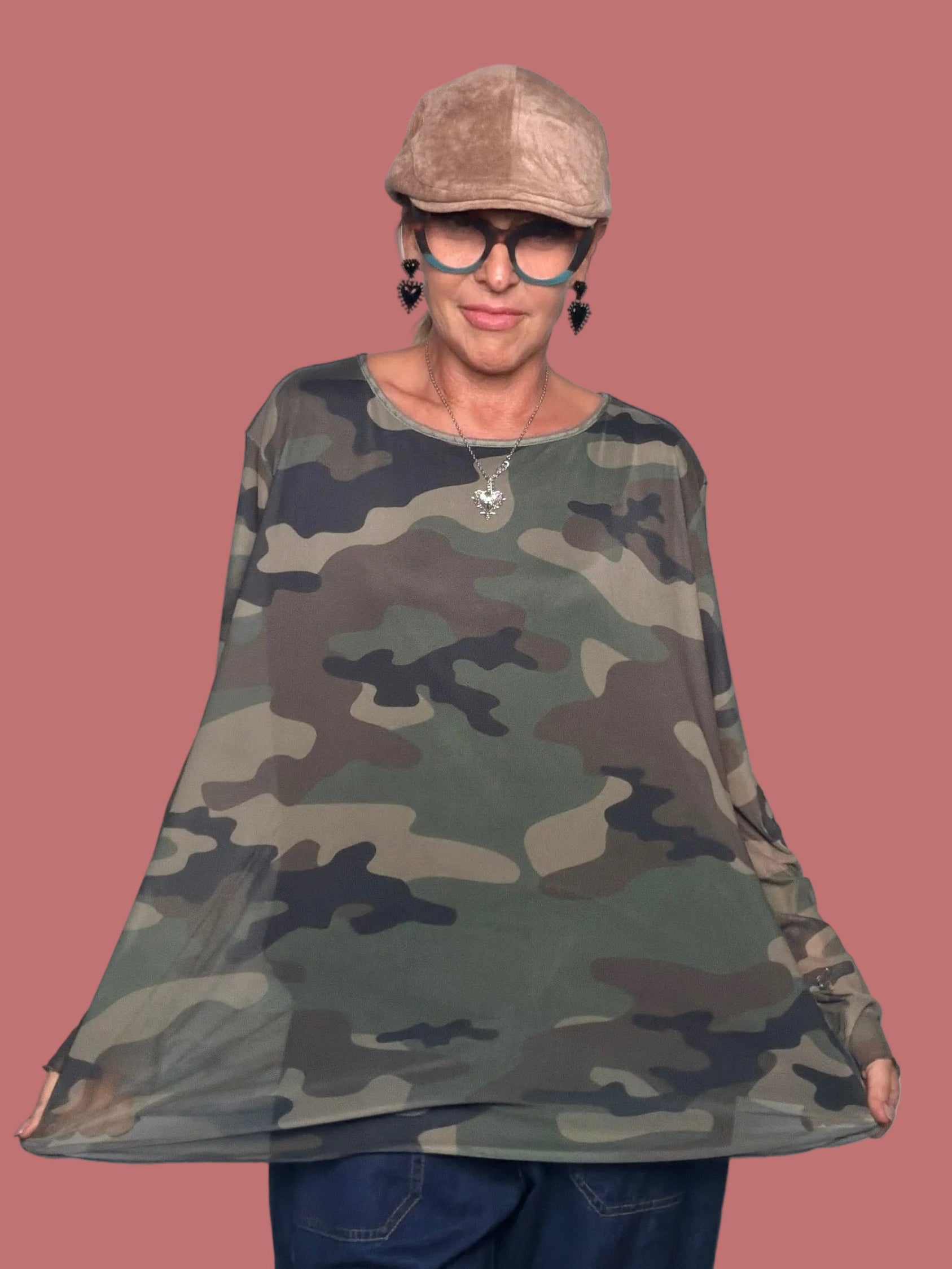 Maglia Deja Vu in tulle mimetico indossata con denim scuro