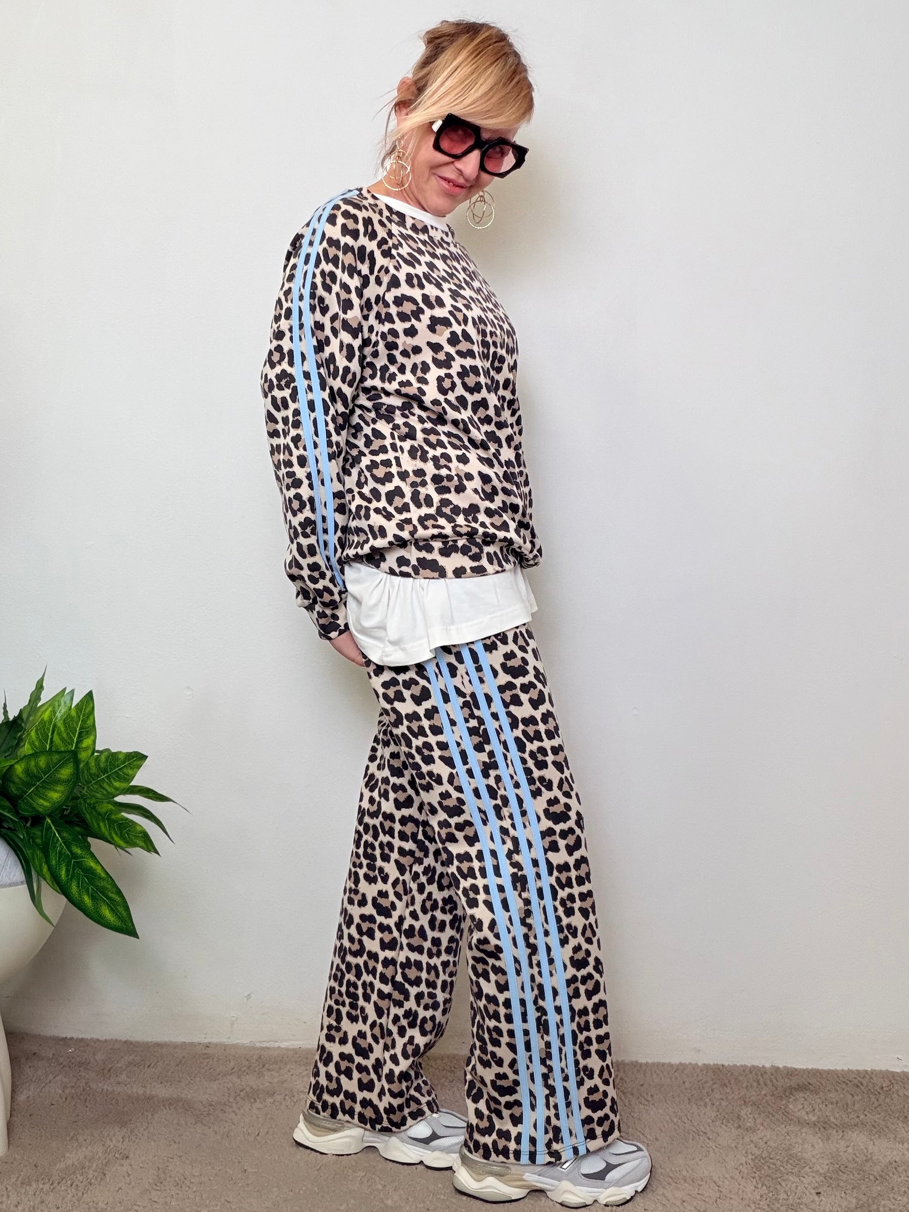 Completo Felpa e Pantaloni Animalier con Bande Laterali