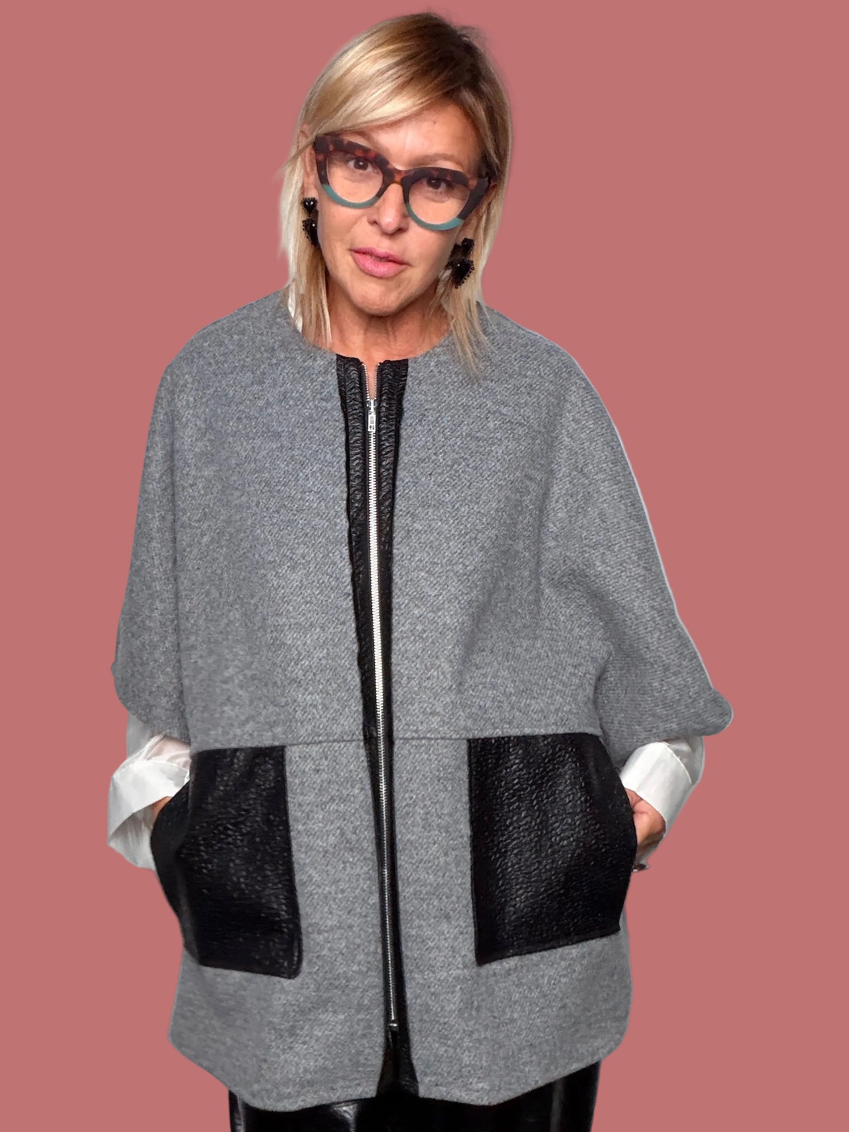 Mantella grigio mélange con zip e tasche nere a contrasto