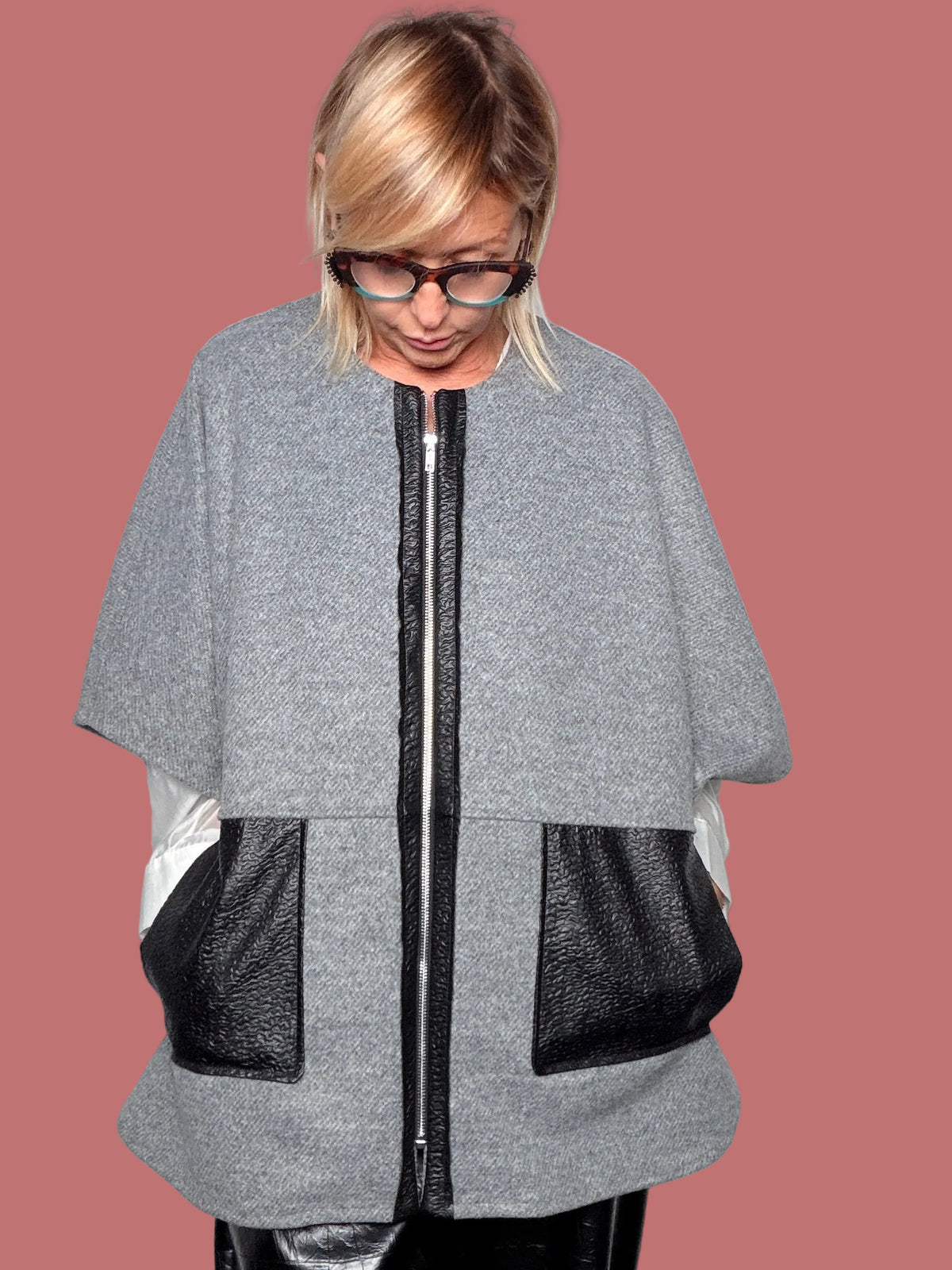 Mantella grigio mélange con zip e tasche nere a contrasto