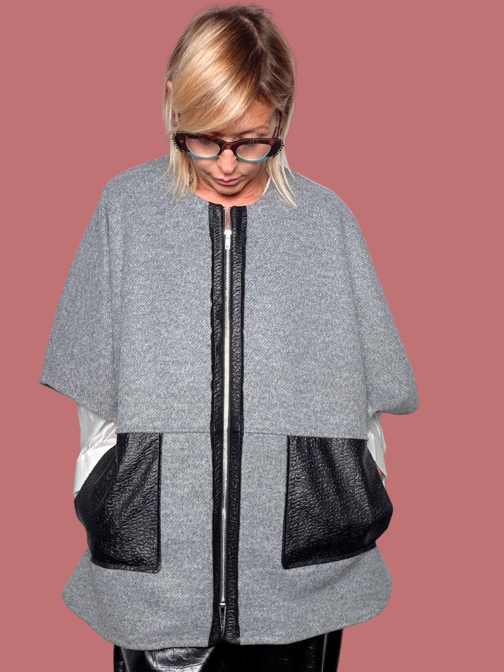 Mantella grigio mélange con zip e tasche nere a contrasto