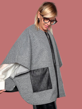 Mantella grigio mélange con zip e tasche nere a contrasto