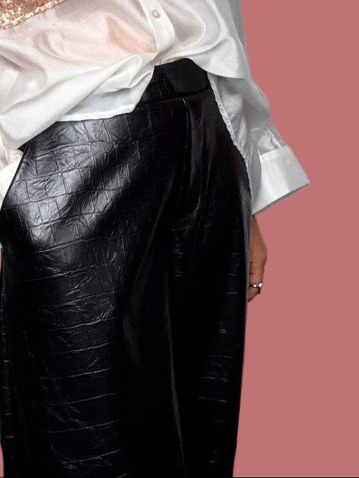 Pantalone a ovetto in ecopelle nera effetto cocco