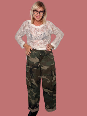 Pantalone cargo camouflage con gamba ampia