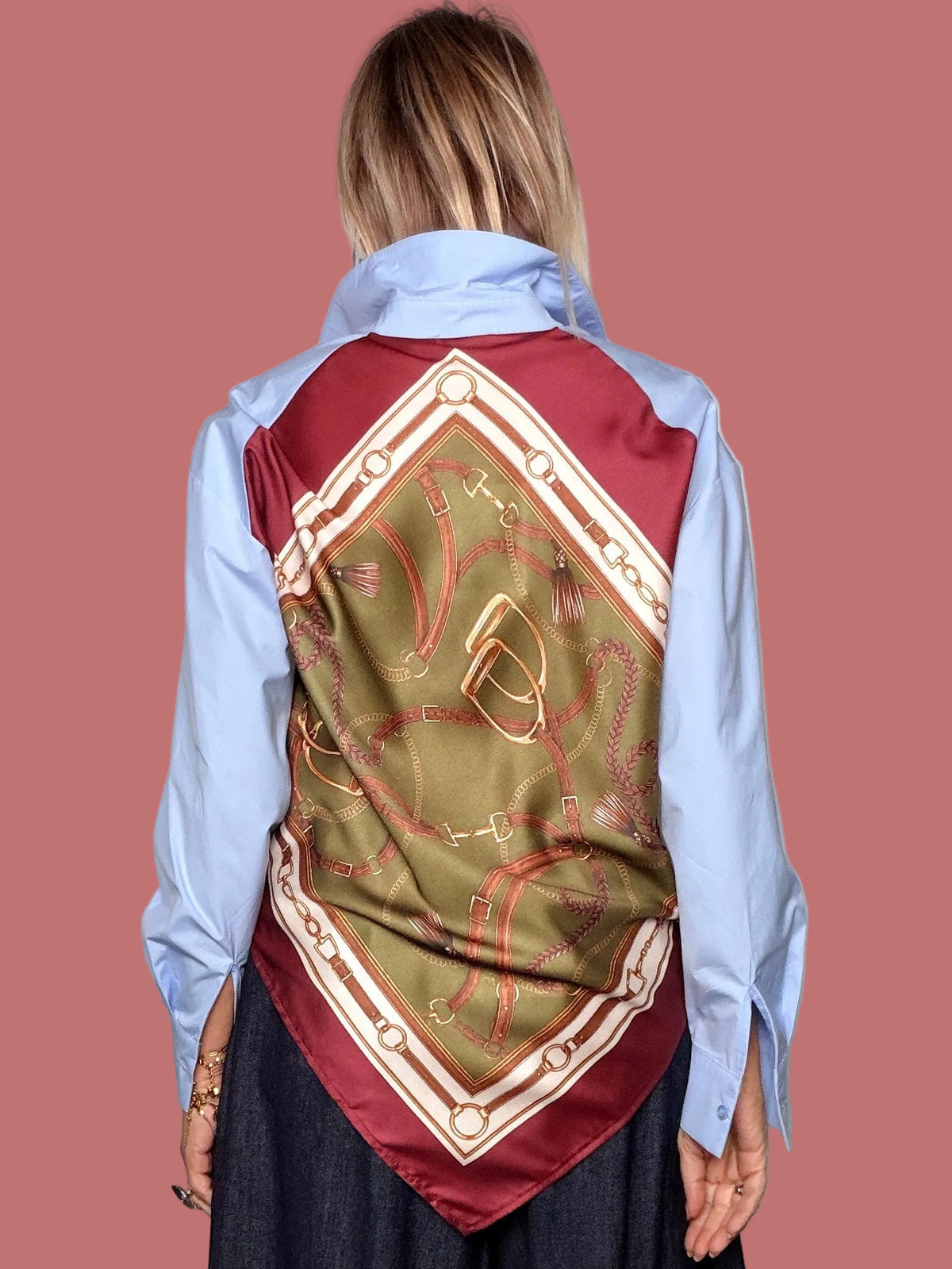 Camicia azzurra con retro foulard fantasia