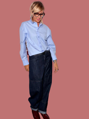 Jeans blu scuro a ovetto con cuciture sagomate