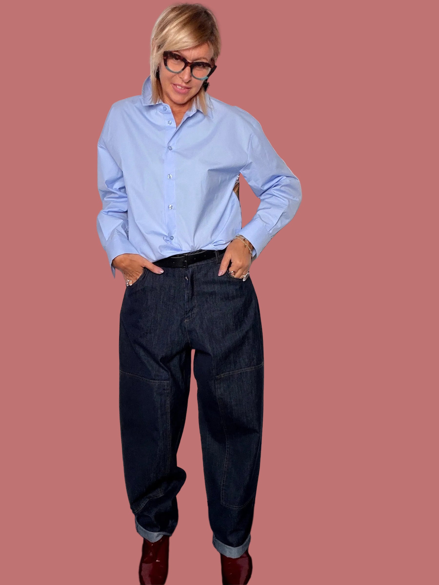 Jeans blu scuro a ovetto con cuciture sagomate