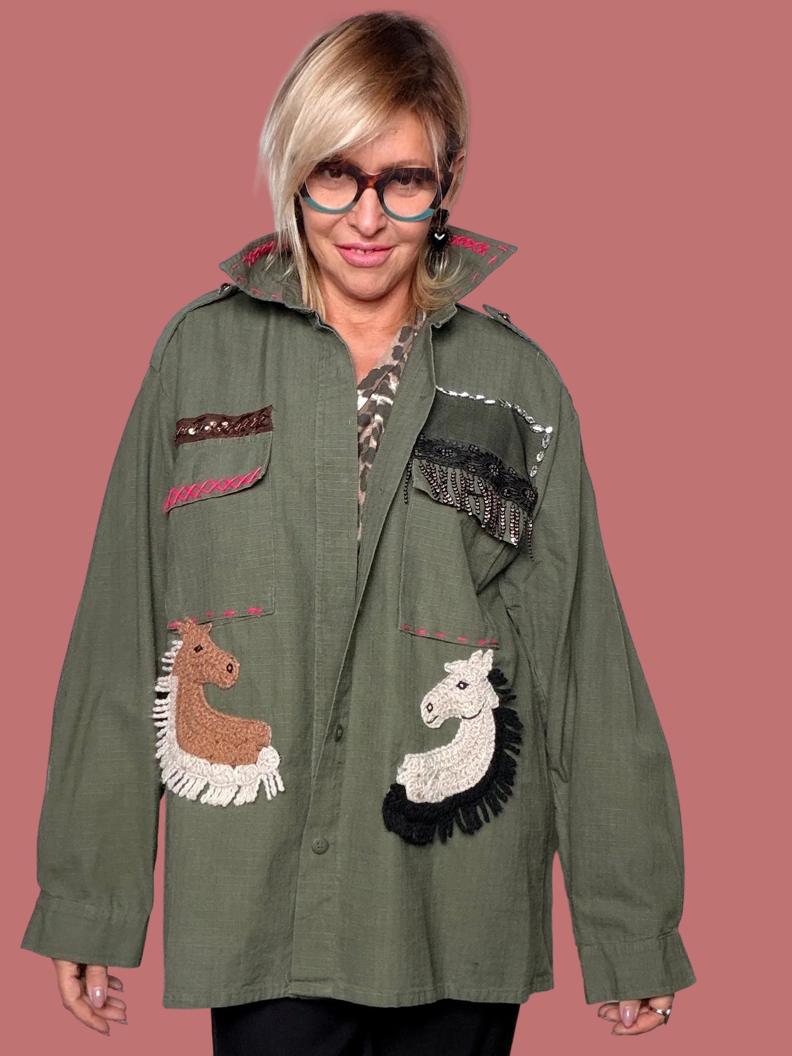 Camicia verde militare stile vintage con applicazioni e dettagli gioiello