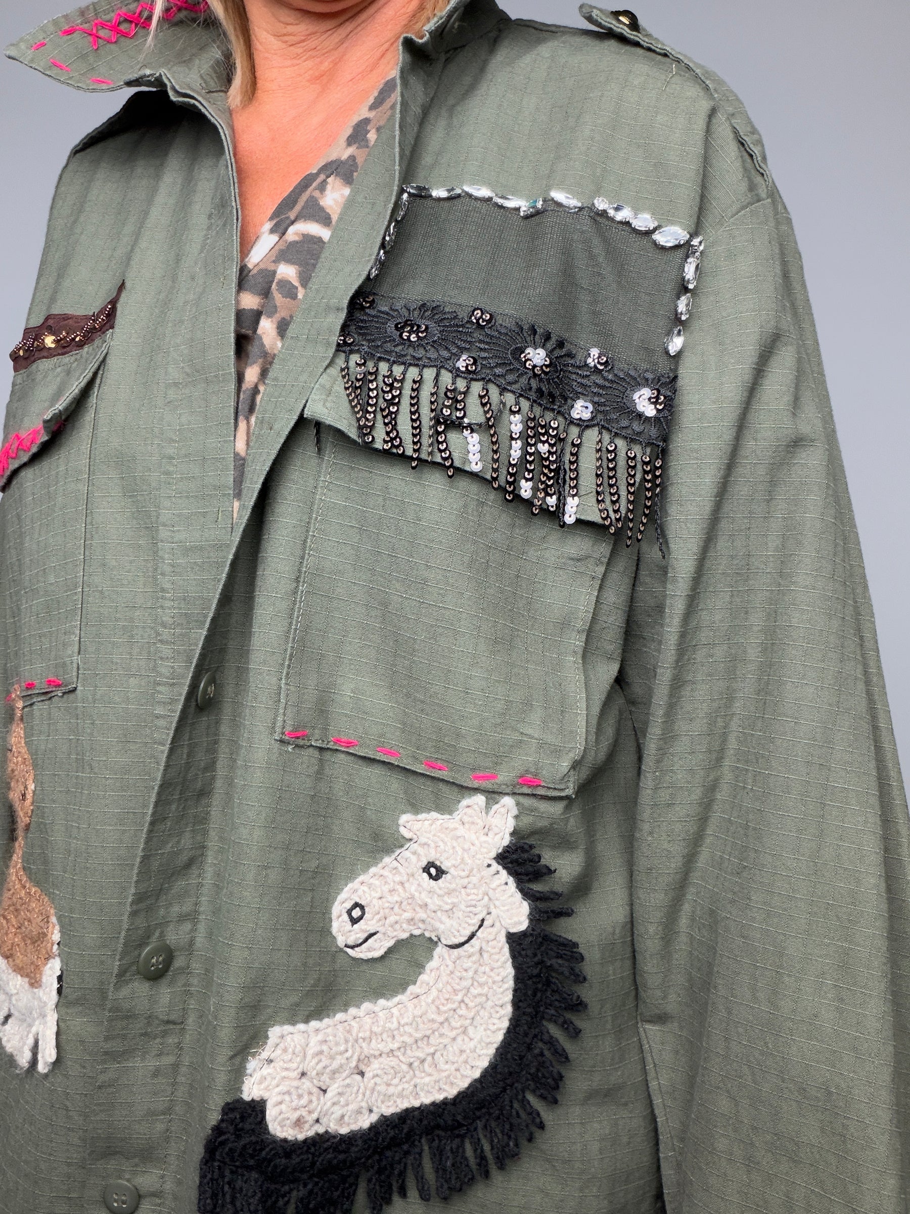 Camicia verde militare stile vintage con applicazioni e dettagli gioiello