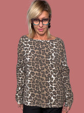 Maglia animalier con scollo a barca e maniche lunghe