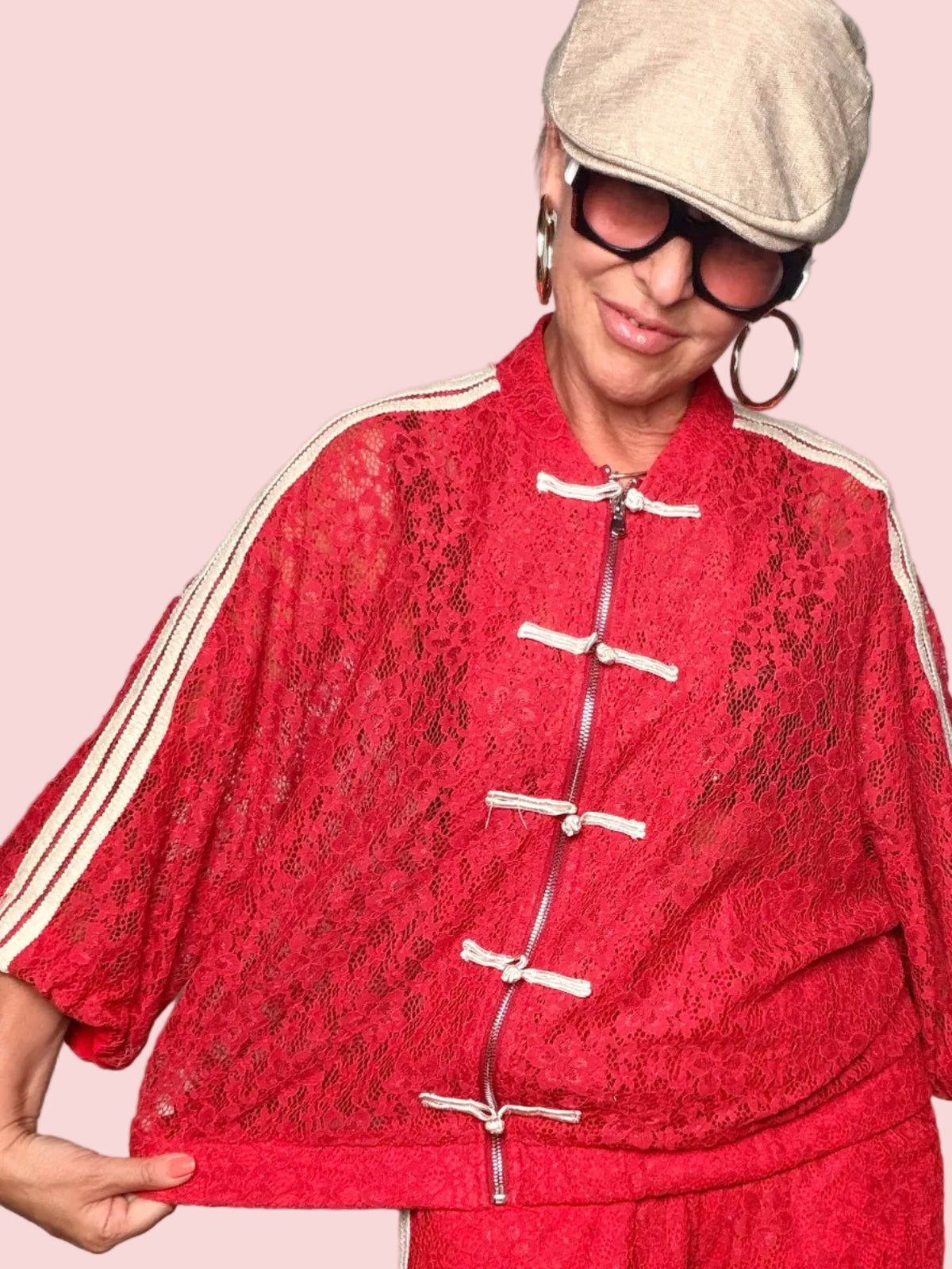 Bomber in Pizzo Floreale con Bande Sportive – Rosso e Blu Navy