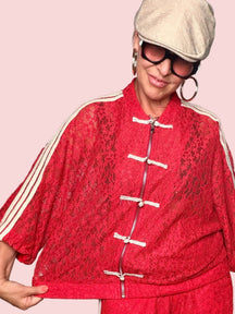 Bomber in Pizzo Floreale con Bande Sportive – Rosso e Blu Navy
