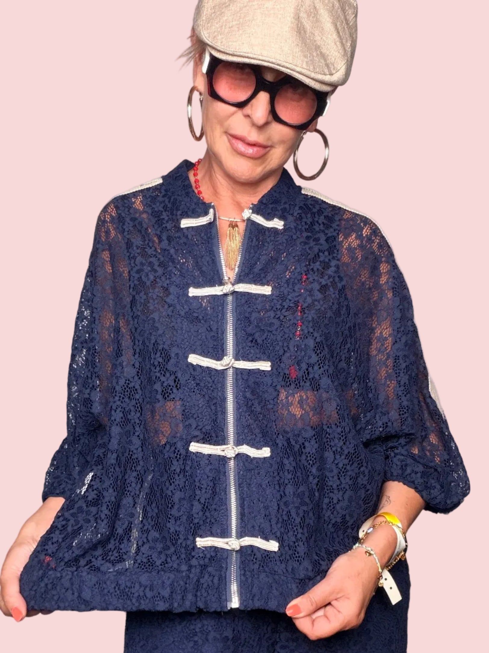 Bomber in Pizzo Floreale con Bande Sportive – Rosso e Blu Navy