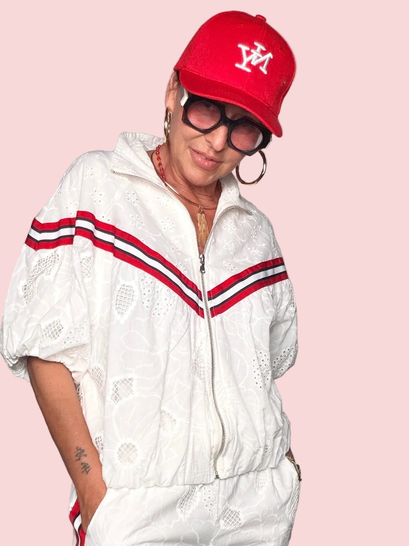 Bomber in Sangallo Ricamato con Bande Sportive – Bianco e Blu Navy