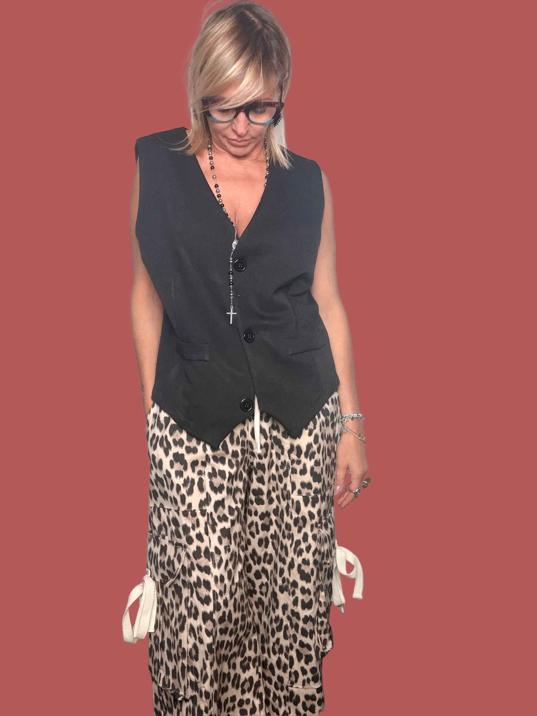 Pantalone cargo animalier con fiocchi a contrasto