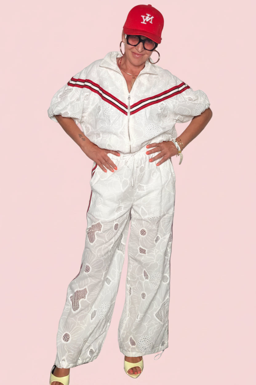 Pantalone in Sangallo Ricamato con Banda Sportiva – Bianco e Blu Navy