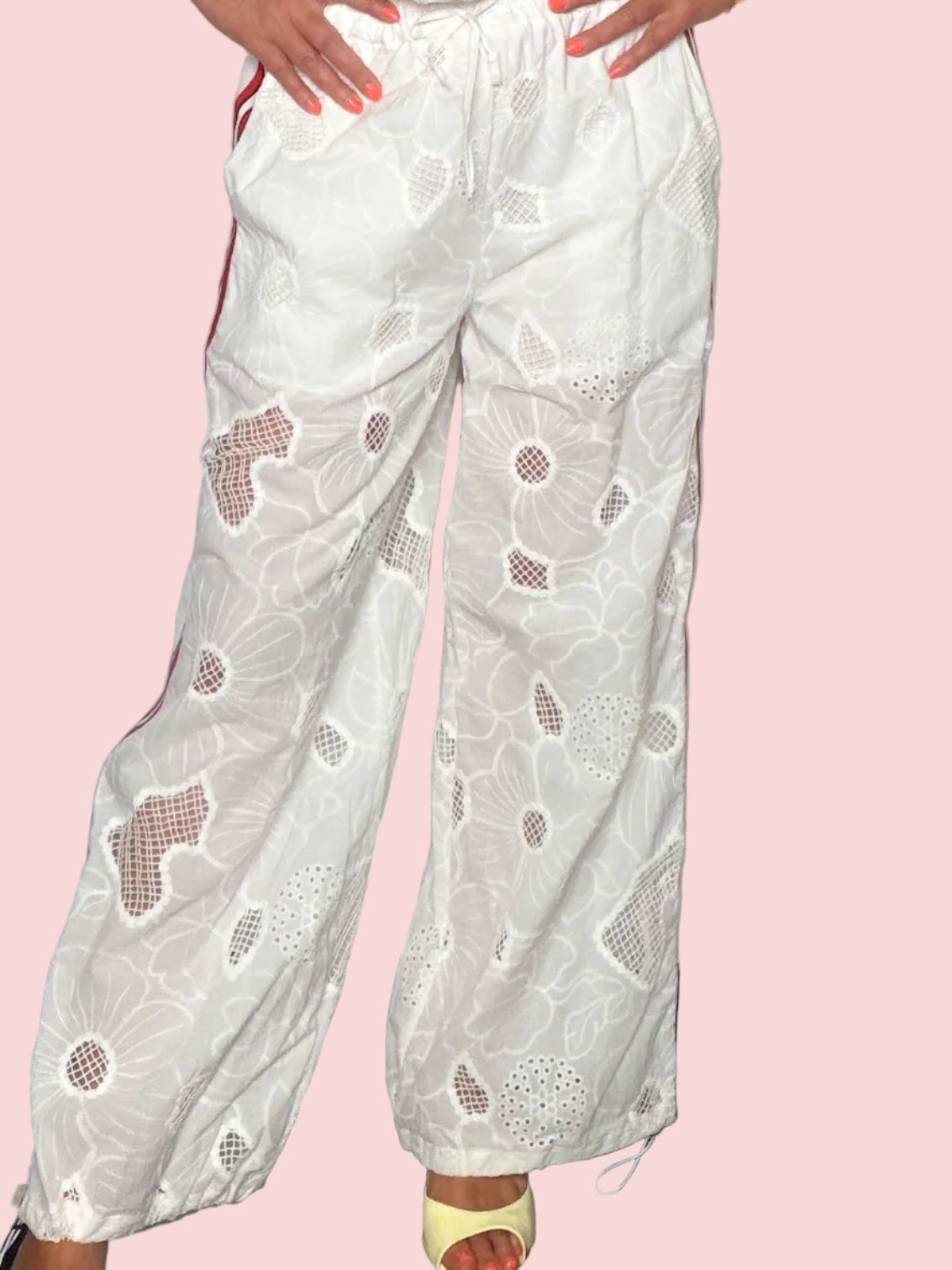 Pantalone in Sangallo Ricamato con Banda Sportiva – Bianco e Blu Navy