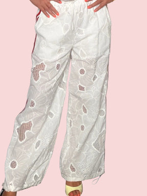 Pantalone in Sangallo Ricamato con Banda Sportiva – Bianco e Blu Navy