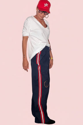 Pantalone in Sangallo Ricamato con Banda Sportiva – Bianco e Blu Navy
