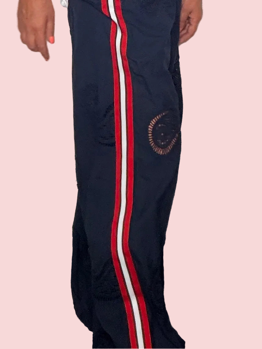 Pantalone in Sangallo Ricamato con Banda Sportiva – Bianco e Blu Navy