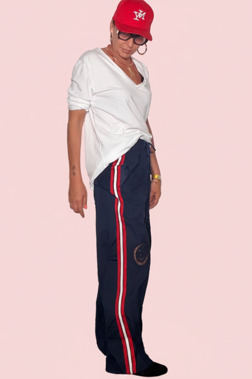 Pantalone in Sangallo Ricamato con Banda Sportiva – Bianco e Blu Navy