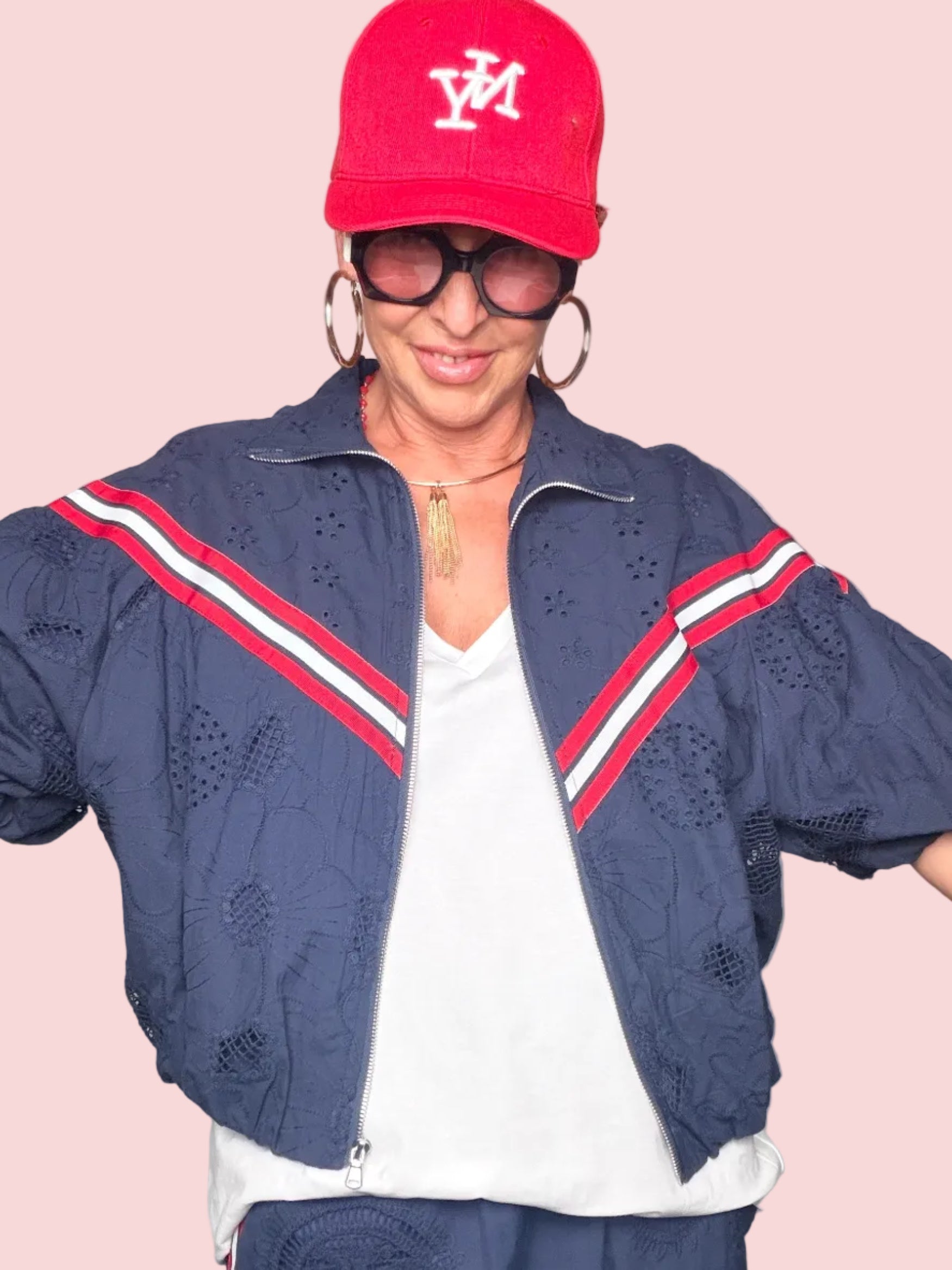 Bomber in Sangallo Ricamato con Bande Sportive – Bianco e Blu Navy
