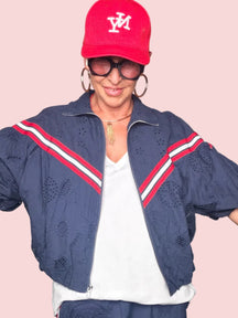 Bomber in Sangallo Ricamato con Bande Sportive – Bianco e Blu Navy