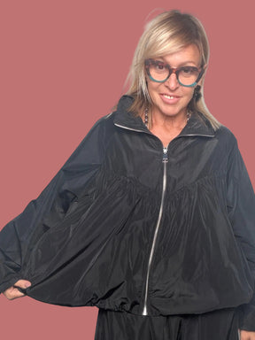 Bomber nero in nylon con arricciature e linea over