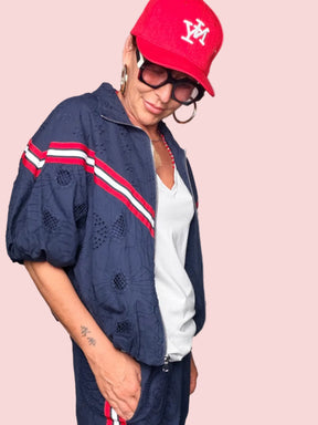 Bomber in Sangallo Ricamato con Bande Sportive – Bianco e Blu Navy