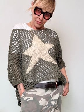 Maglia oversize a rete traforata marrone con stella panna centrale.