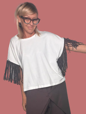 T-shirt over bianca e moro con frange moro in camoscio sulle maniche
